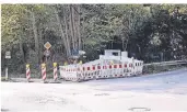  ?? FOTO: FAMILIE BLUM ?? Absperrgit­ter sichern die Baustelle an der Isenbügele­r Straße/Ruhrstraße.