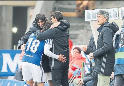  ??  ?? Oyarzabal dedicó el gol a Xabi Prieto y Carlos Martínez Bonito detalle del canterano FOTO: UNCITI