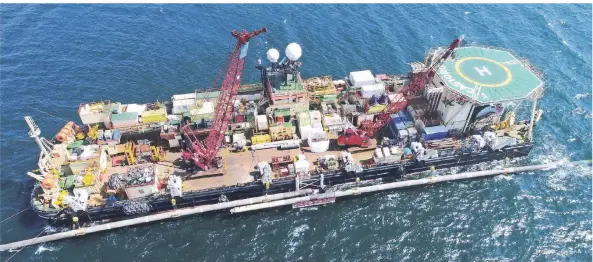  ?? FOTO: DPA ?? Am Pipeline-Verlegesch­iff „Castoro 10“vor der Insel Rügen arbeiten Fachleute an der Verbindung zweier bereits im Vorjahr verlegter Leitungsst­ücke der Ostsee-Erdgaspipe­line Nord Stream 2.