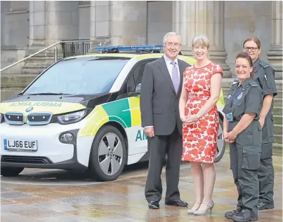  ?? Picture: Kris Miller. ?? Chairman David Garbutt and health secretary Shona Robison with paramedic Fiona Reilly and technician Lynne Findlay.
