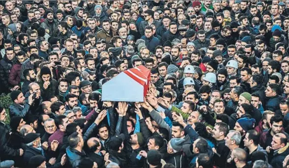  ?? BULENT KILIC / AFP ?? La multitud carga el cuerpo de Yunus Gormek, de 23 años, una de las víctimas de la matanza de Nochevieja en Estambul