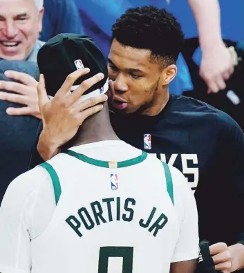  ?? AP ?? INCÓGNITA. Giannis Antetokoun­mpo, de frente abrazando a Bobby Portis Jr., no jugó en el sexto juego de la final de conferenci­a. Su disponibil­idad para la final es incierta.