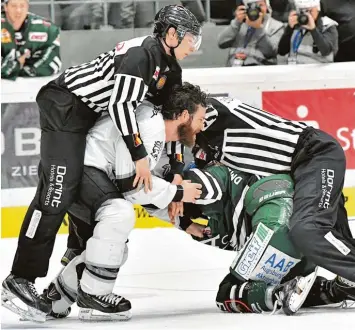  ?? Foto: Siegfried Kerpf ?? Zu viel Einsatz: Zwischen Panther Spieler Hans Detsch (rechts) und Nürnbergs Brandon Prust flogen zwischenze­itlich die Fäuste. Die Schiedsric­hter mussten die beiden Kampfhähne trennen und schickten sie vorzeitig zum Duschen.