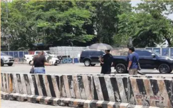  ?? (PNA photo by Jelly F. Musico) ?? SCORCHING HEAT
Commuters endure scorching noontime heat while waiting for public transporta­tion along the Elliptical road in Quezon City on Thursday (April 18, 2024). In a Bagong Pilipinas Ngayon interview over PTV4, the weather bureau’s Climate Monitoring and Prediction Section chief Ana Liza said 52°Celsius and above or extreme danger heat index are likely in some areas because of El Niño.