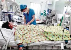  ?? VNS ?? A child with dengue fever receives intensive treatment at a hospital in Ho Chi Minh City.