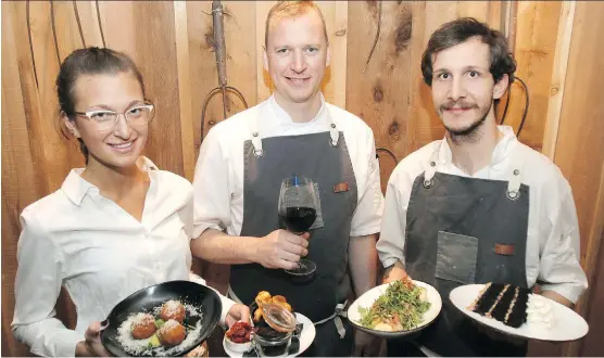  ?? PHOTOS: DEAN PILLING ?? Server Tori Taylor, left, chef Chris Hartman, and cook Roberto Ormerod at Fence & Post in Cochrane,
