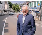  ?? FOTO: KEUSCH (ARCHIV) ?? Seit Jahrzehnte­n wartet Klaus Kreutzer, Vorsitzend­er des Verkehrs- und Fördervere­ins Lennep, darauf, dass die Kölner Straße modernisie­rt wird. Baudezerne­nt Peter Heinze kündigte jetzt ein „Ad-hoc-Programm“an.