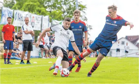  ?? FOTO: THOMAS SIEDLER ?? Hannes Melzer (r.) und die TSG II stehen für Offensivge­fahr.