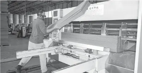  ??  ?? El proceso para la fabricació­n de las cajas empieza con las láminas de papel.