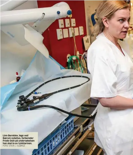  ?? FOTO: STEIN J. BJØRGE ?? Linn Bernklev, lege ved Baerum sykehus, forbereder Frode Oset på undersøkel­sen han skal ta av tykktarmen.