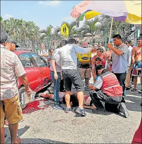  ?? Foto: Marcelo Gutiérrez / EXTRA ?? El herido quedó junto al carro contra el que se estrelló, en la Primavera 2 de Durán.