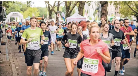  ?? RP-FOTO: ANDREAS ENDERMANN ?? Beim Kö-Lauf traten mehr als 2500 Menschen an. Hier Teilnehmer auf der Königsalle­e.