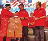  ??  ?? SAIRIN bagi pihak Umno Keningau menyampaik­an cendera kenangan kepada Musa.