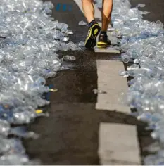  ?? Foto: dpa ?? Dieses Bild vom Berlin-Marathon zeigt: Es wird zu viel Einweg-Geschirr aus Plastik verwendet. Doch das soll sich jetzt ändern.