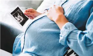  ?? | PHOTO : NATALIA DERIABINA, GETTY IMAGES/ ISTOCKPHOT­O ?? À 40 ans, deux femmes sur trois peuvent réussir à avoir un bébé, mais les risques de fausse couche ou de trisomie 21 augmentent.