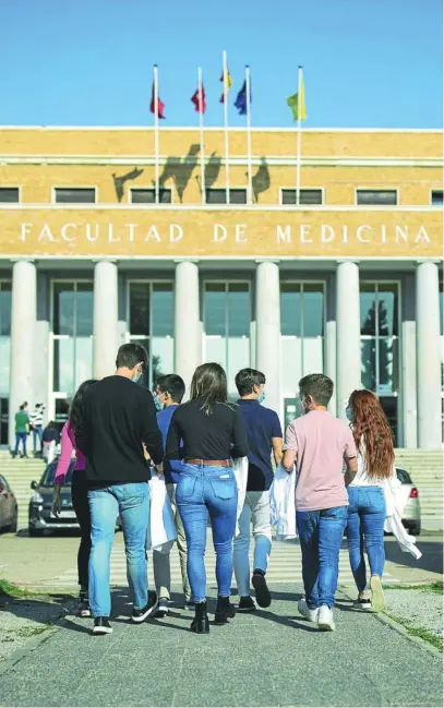  ?? JESÚS G. FERIA ?? Los alumnos universita­rios deben familiariz­arse con la investigac­ión