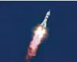  ?? Foto: dpa ?? In dieser Rakete flogen die drei Raum‰ fahrer nun ins Weltall zur ISS.
