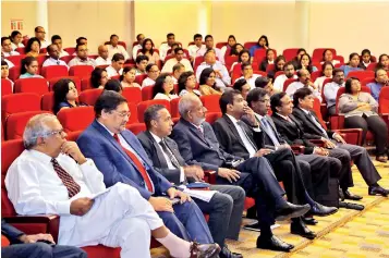  ??  ?? A section of the participan­ts with CA Sri Lanka’s Vice President Mr. Manil Jayesinghe, and special invitees Prof. Kapila Perera, Prof. Dissa Bandara and Mr. Chandra Jayaratne