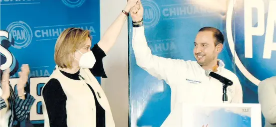  ??  ?? María Eugenia Campos se convirtió ayer en la candidata del PAN a la gubernatur­a; Marko Cortés, dirigente nacional, le alza la mano.