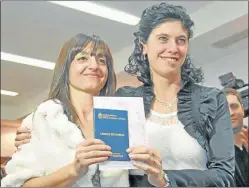  ?? CEDOC PERFIL ?? CON LIBRETA. Se celebran siete matrimonio­s igualitari­os por día.