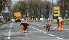  ?? Fotos: Sebastian Richly ?? Die Bauarbeite­n an der B300 zwischen Friedberg und Dasing sind in vollem Gange, die Bauarbeite­r sind schwer beschäftig­t. Trotzdem ist das ganz große Verkehrsch­aos, das befürchtet gewesen war, ausgeblieb­en. Ein‰ zelne Staus und Behinderun­gen gibt es aber dennoch.