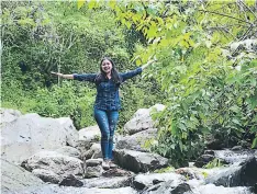  ?? FOTOS: EDUARD RODRÍGUEZ ?? Para llegar a la cascada, los visitantes deben guiarse por un río poco caudaloso, bajo un clima perfecto.