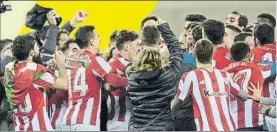  ?? FOTO: MONTILLA ?? Celebració­n a lo grande del Athletic
El triunfo en la prórroga, un extra de felicidad