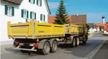  ?? Foto: Karl Kleiber ?? Um zu schnelle Fahrzeuge etwas auszubrems­en auf der geraden Ortsdurchf­ahrt von Balzhausen, wurde vor sechs Jahren in Balzhausen eine kommunale Verkehrsüb­erwachung vereinbart. Da bei dieser Maßnahme der Gemeinde ein ständiges Defizit droht, sollen die...