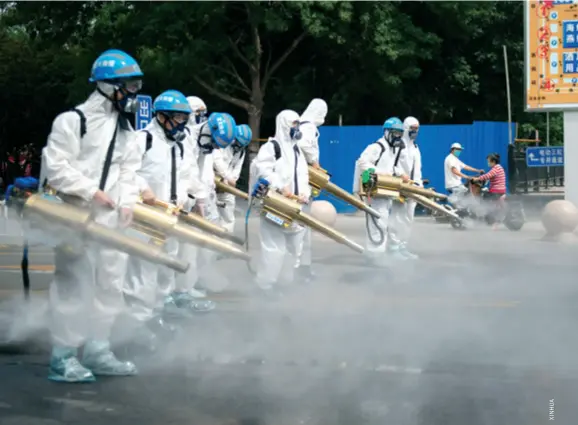  ??  ?? Beijing Blue Sky Rescue Team carries out disinfecti­on at the Yuegezhuan­g Wholesale Market and surroundin­g communitie­s in Beijing on June 16