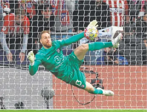  ?? // EFE ?? Jna Oblak detiene uno de los penaltis del Inter durante la tanda que decidió la clasificac­ión del Atlético