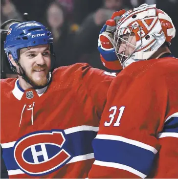  ??  ?? Andrew Shaw s’est empressé de féliciter Carey Price au son de la sirène. PHOTO AFP