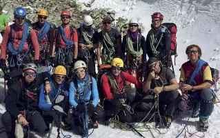  ??  ?? Con il suo gruppo Sara Camolese, al centro in tuta azzurra, ha perso la vita sotto il monte Salta