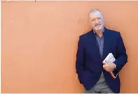  ?? ?? Autor. El escritor español Arturo Pérez-reverte paertistic­ipa en la Feria Internacio­nal del Libro de Guadalajar­a.