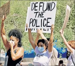  ??  ?? Silly slogan: Arizona protesters decry policing, a bedrock of civilizati­on.