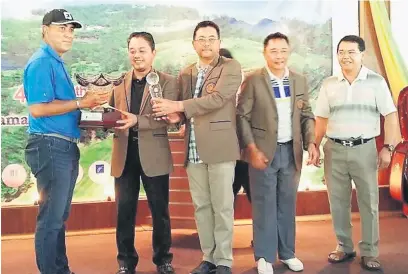  ??  ?? TAHNIAH: Juara keseluruha­n kejohanan golf Piala SEDC 2017, Mobil (kiri) menerima Trofi Cabaran SEDC daripada Abdul Aziz sambil disaksikan Pengurus Besar SEDC, Soedirman Aini, Pengurus Besar DGCC, Roslan Mohd Salleh.