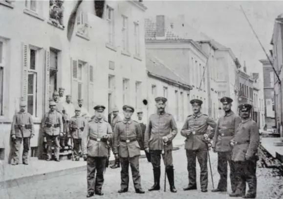  ?? FOTO ERIK VANDEWALLE ?? Duitse militairen poseren voor het toenmalige postgebouw in de Tolhuisstr­aat in Lillo. Een halve eeuw later werd uitgereken­d in dat gebouw het Poldermuse­um ondergebra­cht,