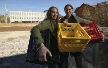  ?? CHRIS SO/TORONTO STAR ?? Deena Del Zotto, left, and Rachel Kimel co-founded the Bowery project, which turns vacant lots into mobile farms.