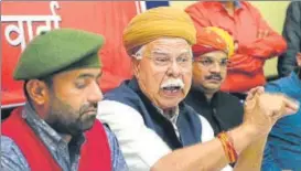  ?? SONU MEHTA/HT PHOTO ?? Founder of Shree Rajput Karni Sena Lokendra Singh Kalvi (centre) at a press conference on the outfit’s objections to the film at the Press Club in New Delhi on Wednesday.