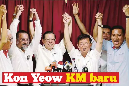  ??  ?? GUAN Eng (tengah) mengumumka­n Kon Yeow (dua dari kanan) sebagai Ketua Menteri Pulau Pinang baru, semalam.