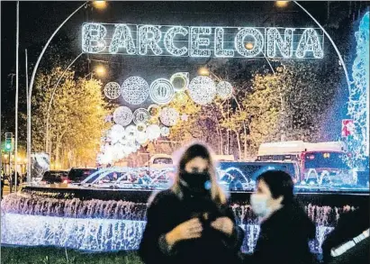  ?? XAVIER CERVERA ?? Orgull de ciutat. El nom de Barcelona il·lumina la Gran Via a l’altura del passeig de Gràcia