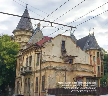  ??  ?? Meski sudah tidak terawat, sisa-sisa arsitektur pada masa lalu masih memancarka­n kecantikan dari gedung-gedung tua ini.