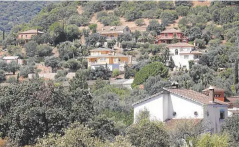  ?? // VALERIO MERINO ?? Viviendas próximas a la zona de Torrecilla-La Gitana en la falda de la Sierra de Córdoba