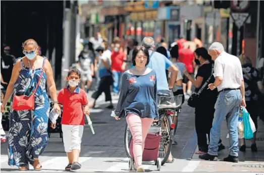  ?? M.C.I.C. ?? Una mujer camina por una céntrica calle de La Línea sin mascarilla, ayer por la mañana.