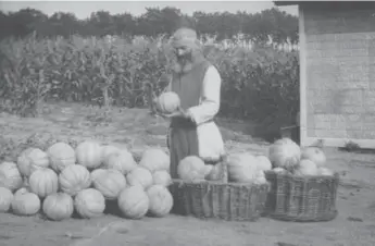  ?? MUSÉE VIRTUEL DU CANADA ?? Rev. Athanas Montour, with the Oka melon in 1925 in Oka, Que., is credited with the creation of the fruit.