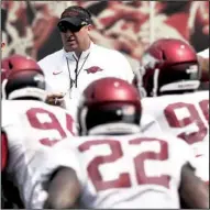  ?? NWA Media/MICHAEL WOODS ?? Arkansas Arkansas Coach Coach Bret Bret Bielema Bielema talks with his team prior to Saturday’s scrimmage at Reynolds Razorback Stadium in Fayettevil­le. The Hogs tried two quarterbac­ks at different positions Saturday.