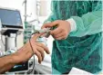 ?? Foto: Bernd Weißbrod, dpa (Symbolbild) ?? Laut Krankenkas­sen sind die Arbeitnehm­erinnen und Arbeitnehm­er in Deutschlan­d immer häufiger krank.