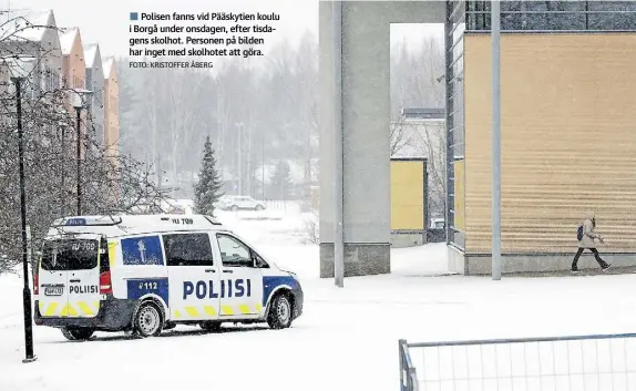  ?? FOTO: KRISTOFFER ÅBERG ?? Polisen fanns vid Pääskytien koulu i Borgå under onsdagen, efter tisdagens skolhot. Personen på bilden har inget med skolhotet att göra.