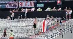  ??  ?? FRUSTRACIÓ­N. Algunos aficionado­s fueron al estadio.