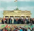  ??  ?? Pád zdi Berlíňané slaví pád zdi v roce 1989.