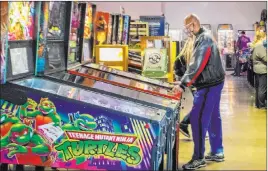  ?? Elizabeth Page Brumley Las Vegas Review-journal @Elipagepho­to ?? People play Saturday during the Pinball Hall of Fame’s launch of a servcie providing food trucks in its parking lot. The food truck event is set to run until 8 p.m. each Saturday.